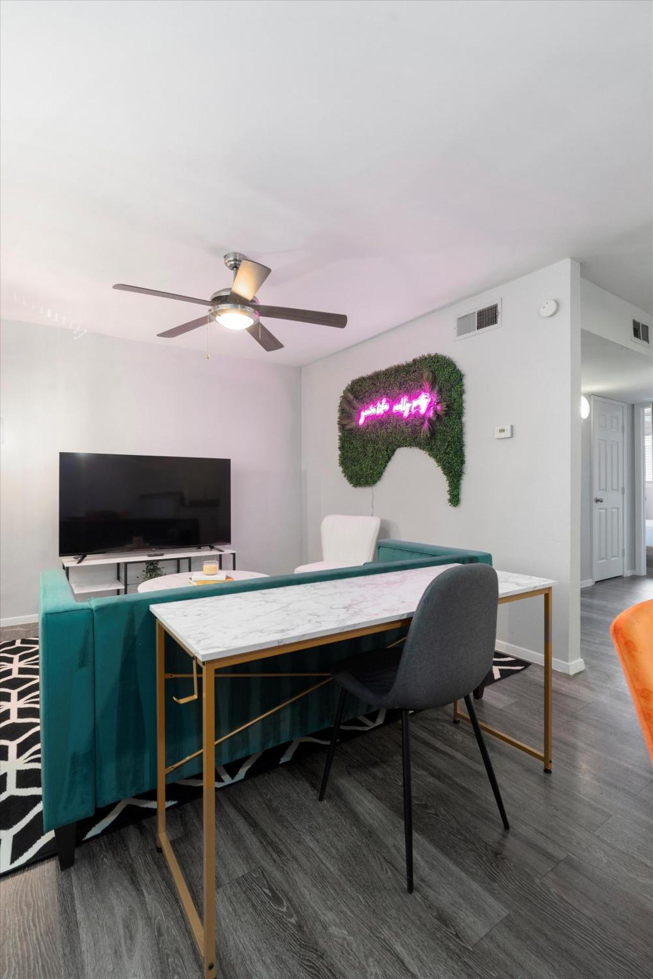 Mins 2 Downtown - King Bed - Private Stays Austin Eksteriør billede